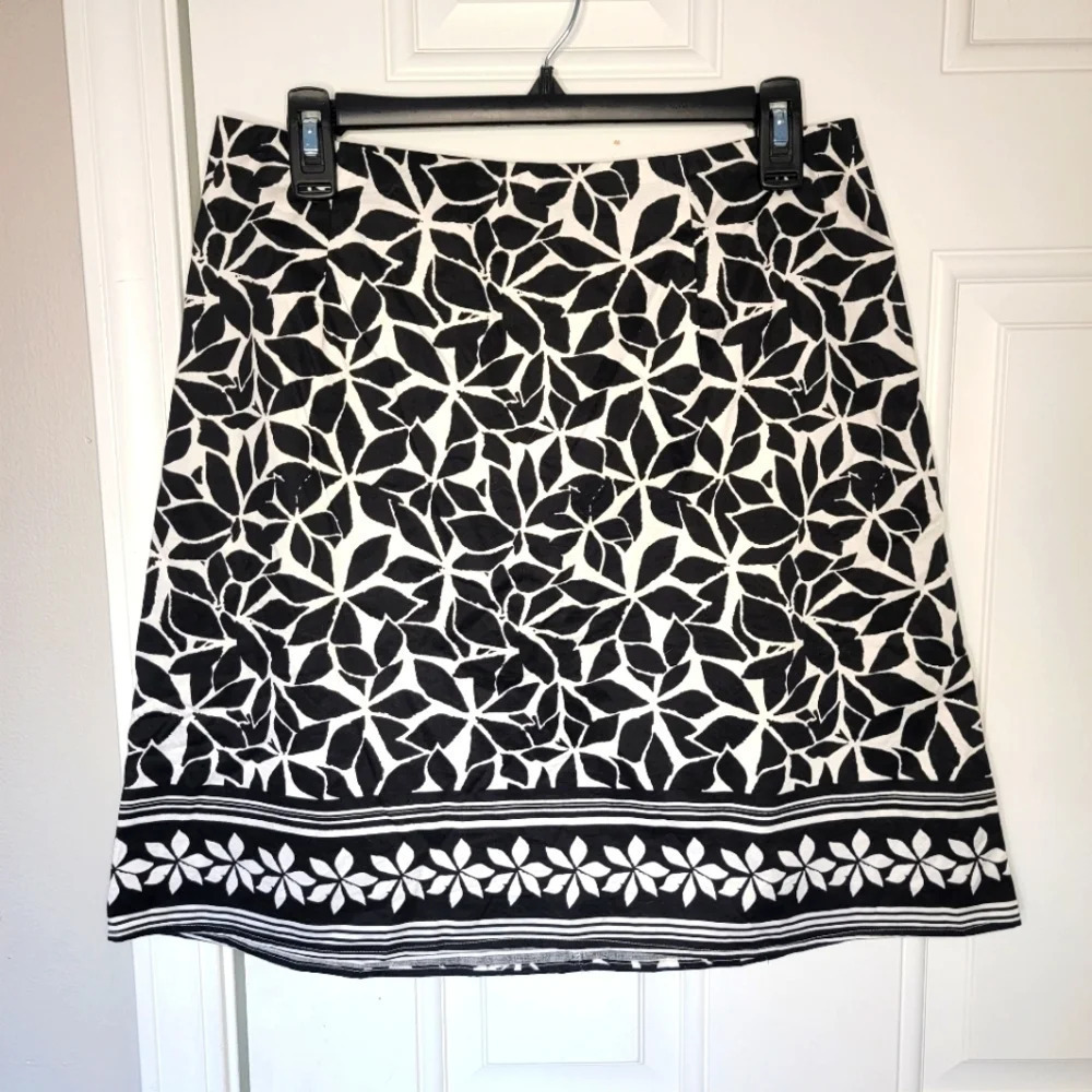 The Limited classic black and white A line skirt. Size 6 Abstract Floral